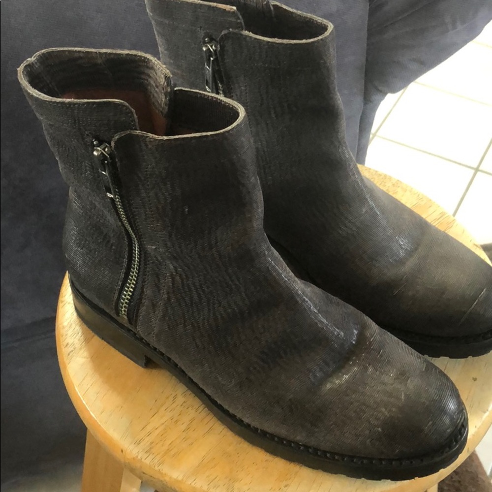 Frye ankle boot black/brown like new